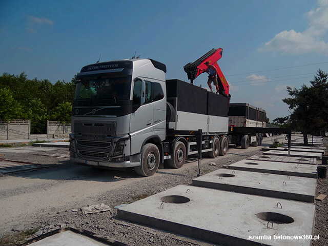 Załadunek szamba betonowego na HDS - montaż i dostawa zbiorników w Ełk